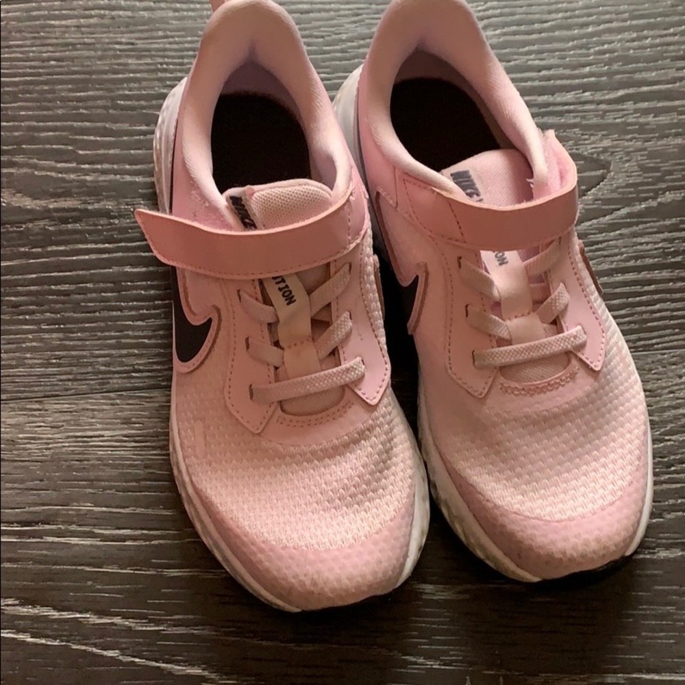 Kids Nike tennis shoes size 13.5